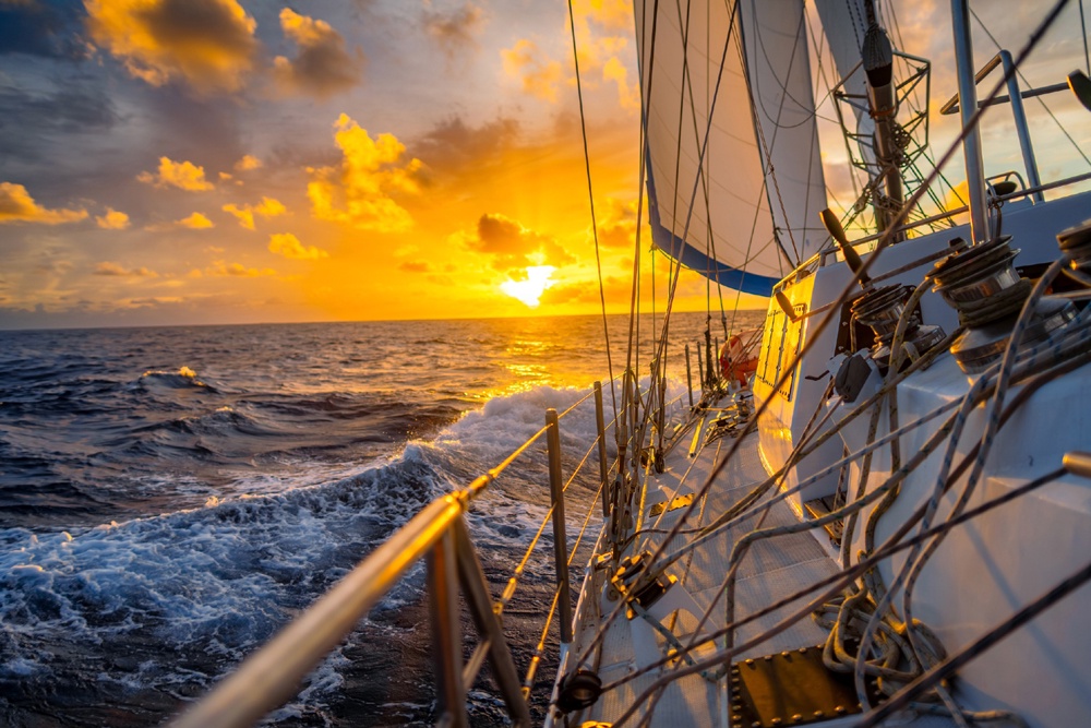 "Ревущие сороковые" широты проверят на прочность кругосветный парусник "Братство"