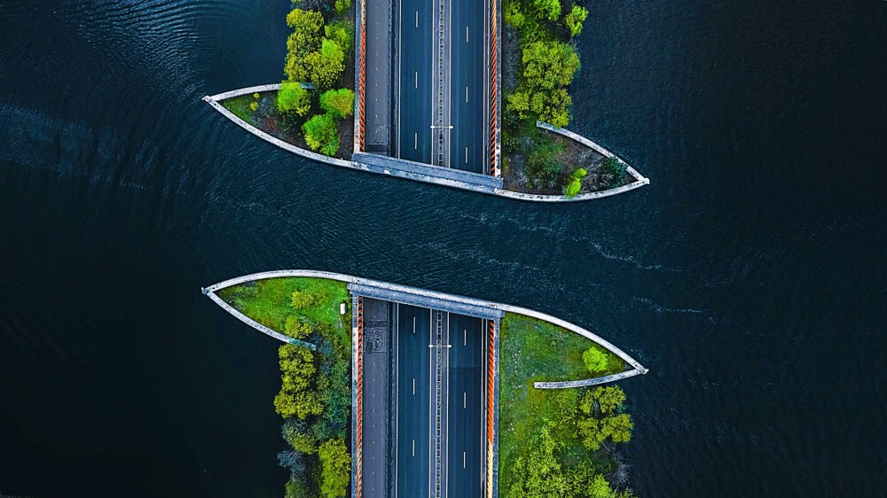 Красивый водный мост в Нидерландах