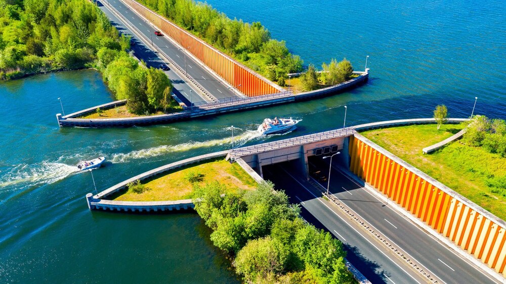 Красивый водный мост в Нидерландах