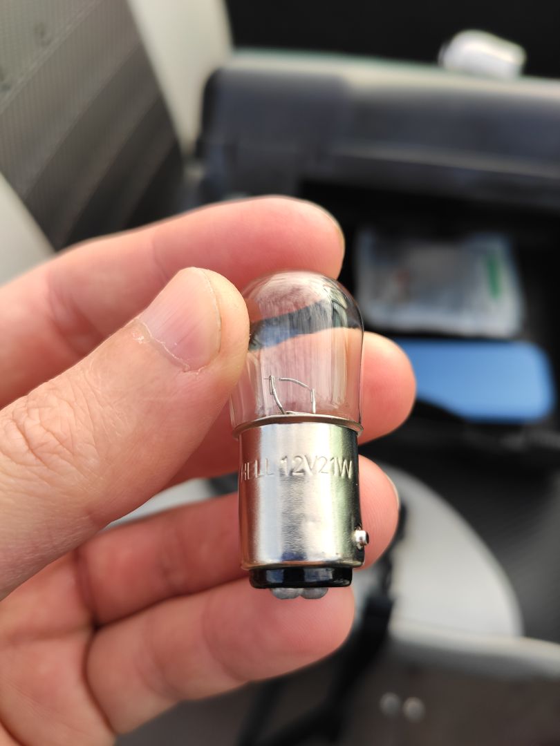 Заменил лампочку в стояночном огне